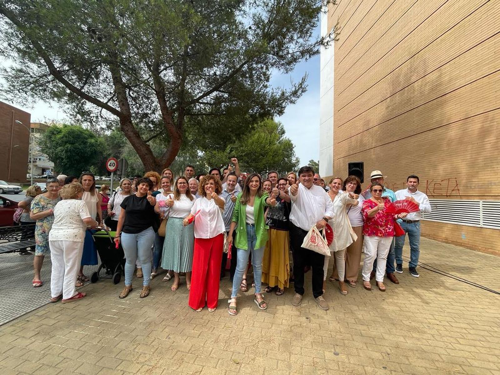 Integrantes del PSOE en la barriada de La Orden.