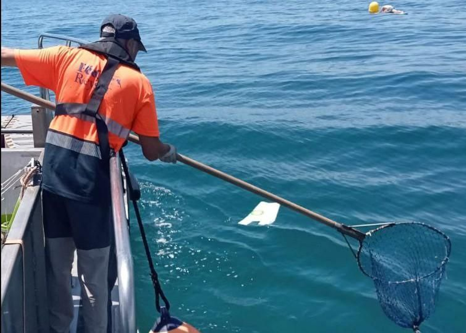 Un operario realizando tareas de limpieza del litoral.