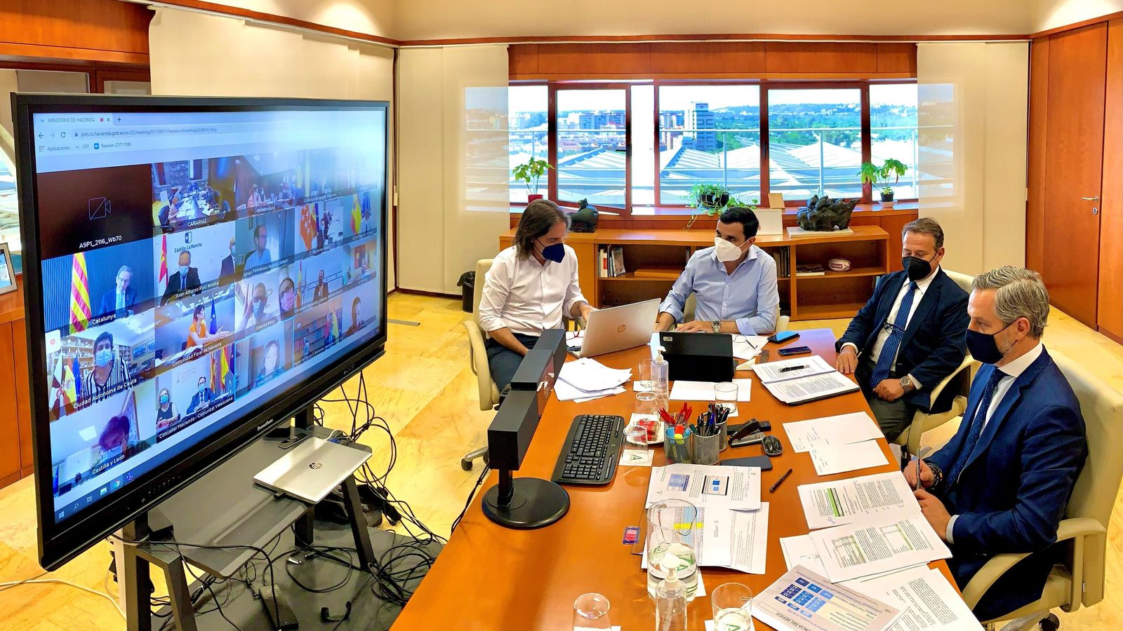 Juan Bravo, junto a sus colaboradores, durante la reunión telemática con Hacienda