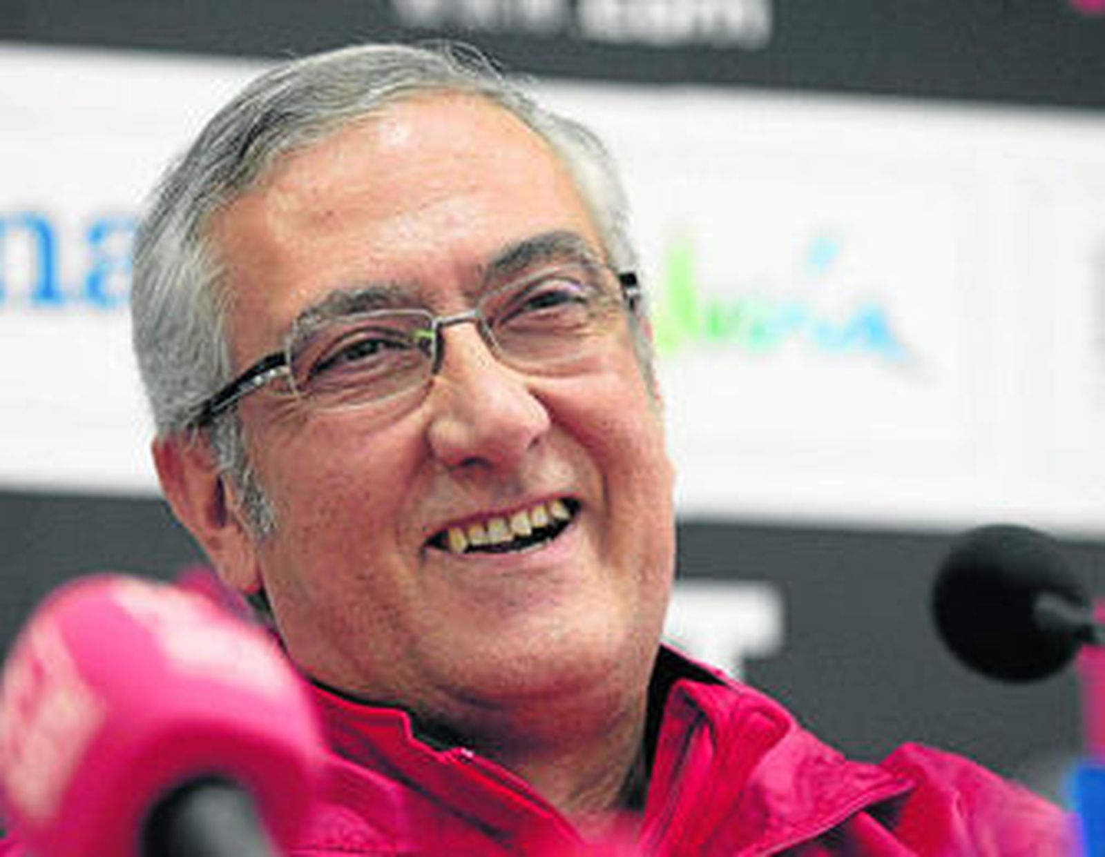 Gregorio Manzano sonríe durante la rueda de prensa.