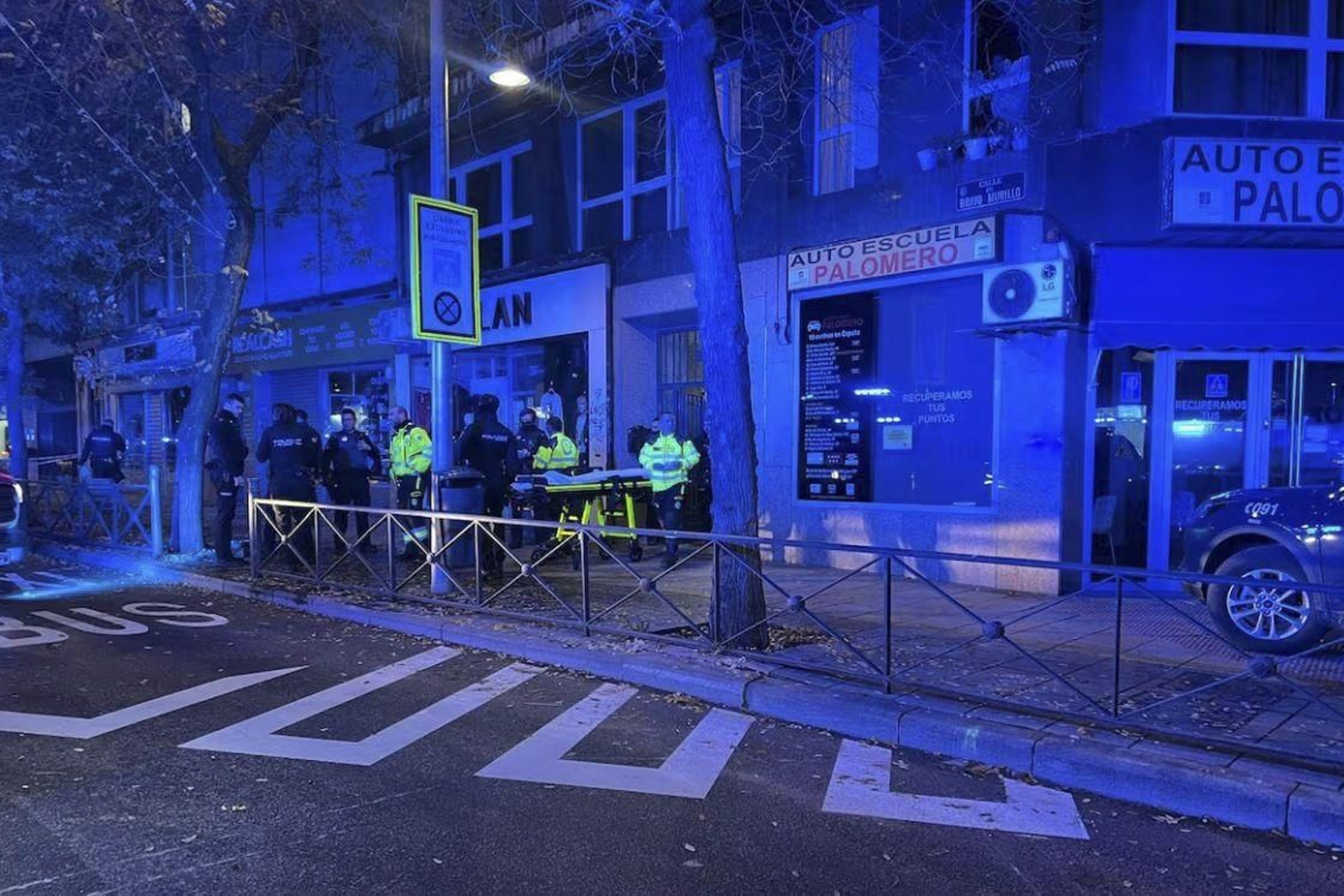 La Policía Nacional, a las puertas del portal donde ha tenido lugar el parricido.