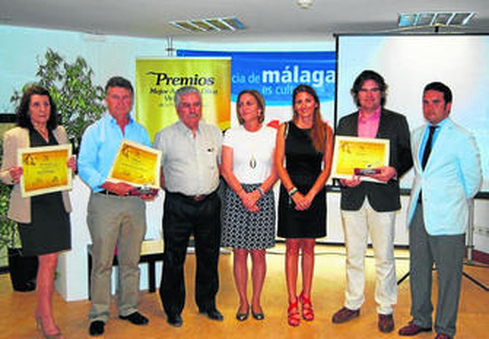 Galardonados ayer con el premio que otorga la Diputación Provincial de Málaga.