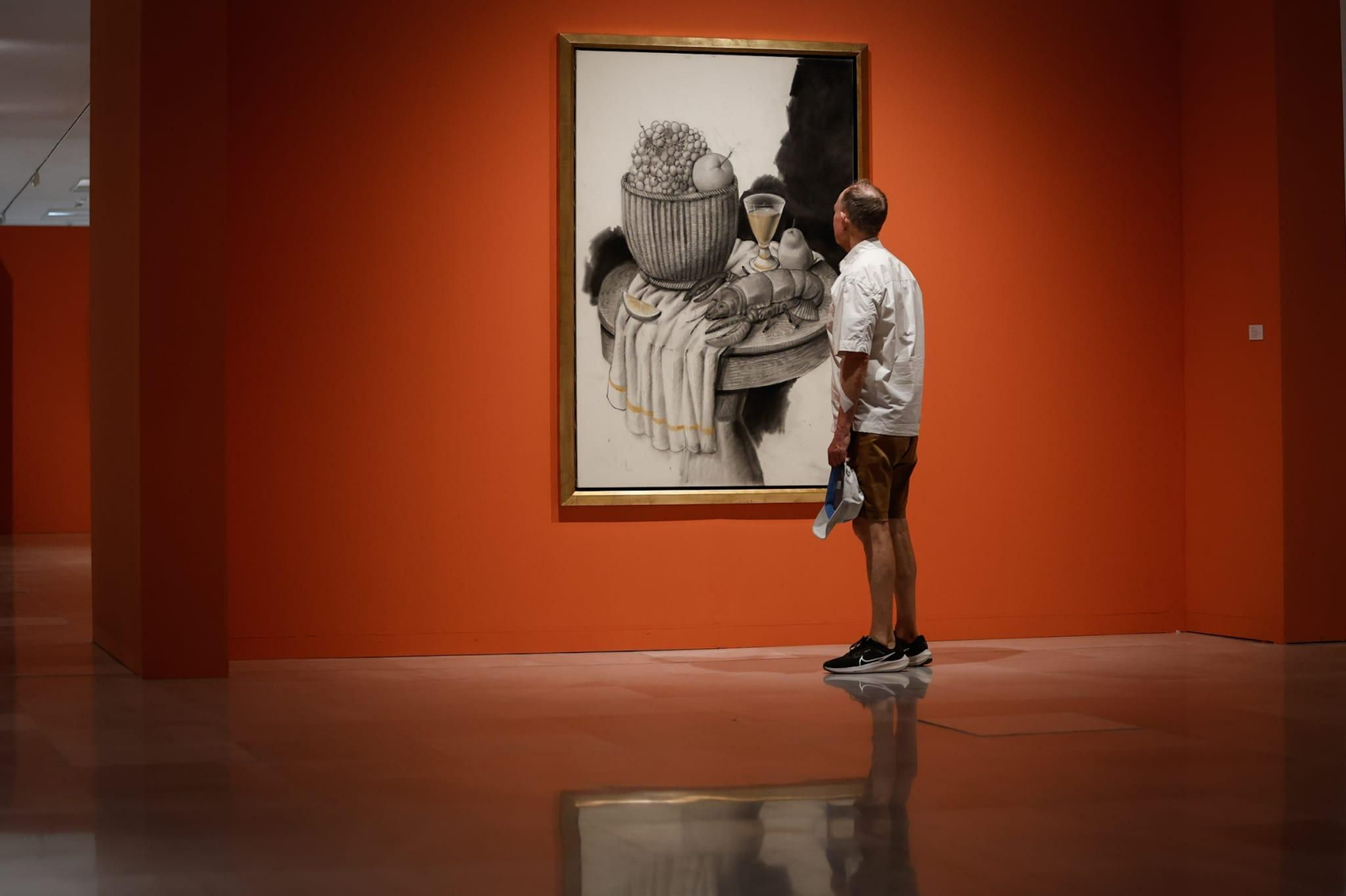Un visitante contempla uno de los bodegones que pueden verse en la muestra.