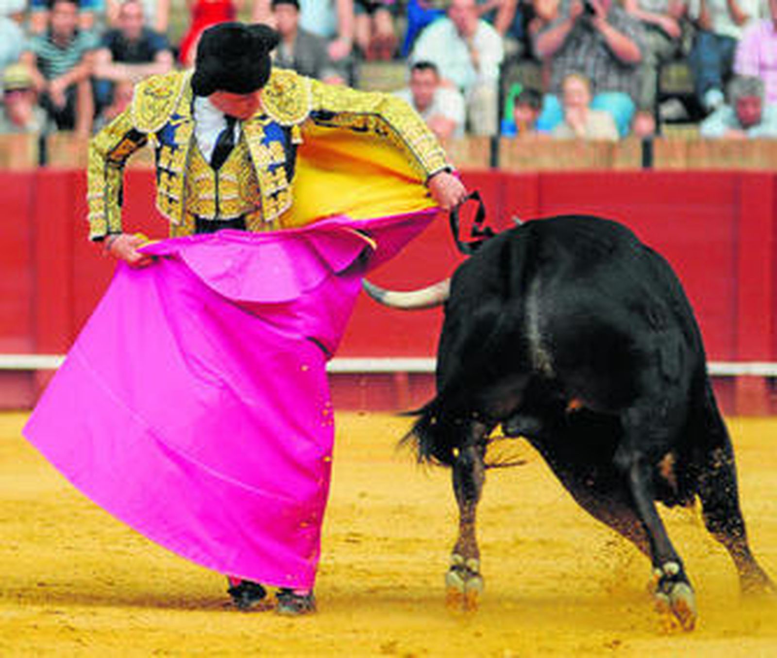 Tomás Angulo, en un quite por chicuelinas en su turno en el tercio de quites al segundo novillo.