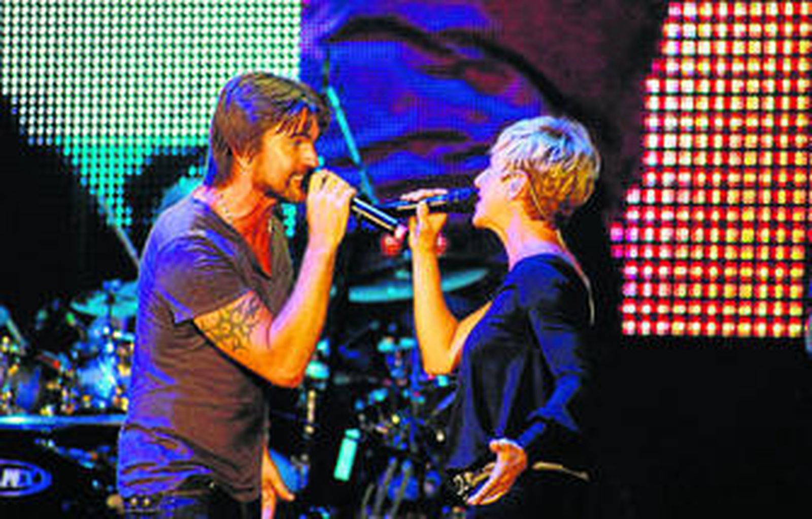 Juanes y Ana Torroja en un momento del tema 'Fotografías' durante el concierto del pasado miércoles.