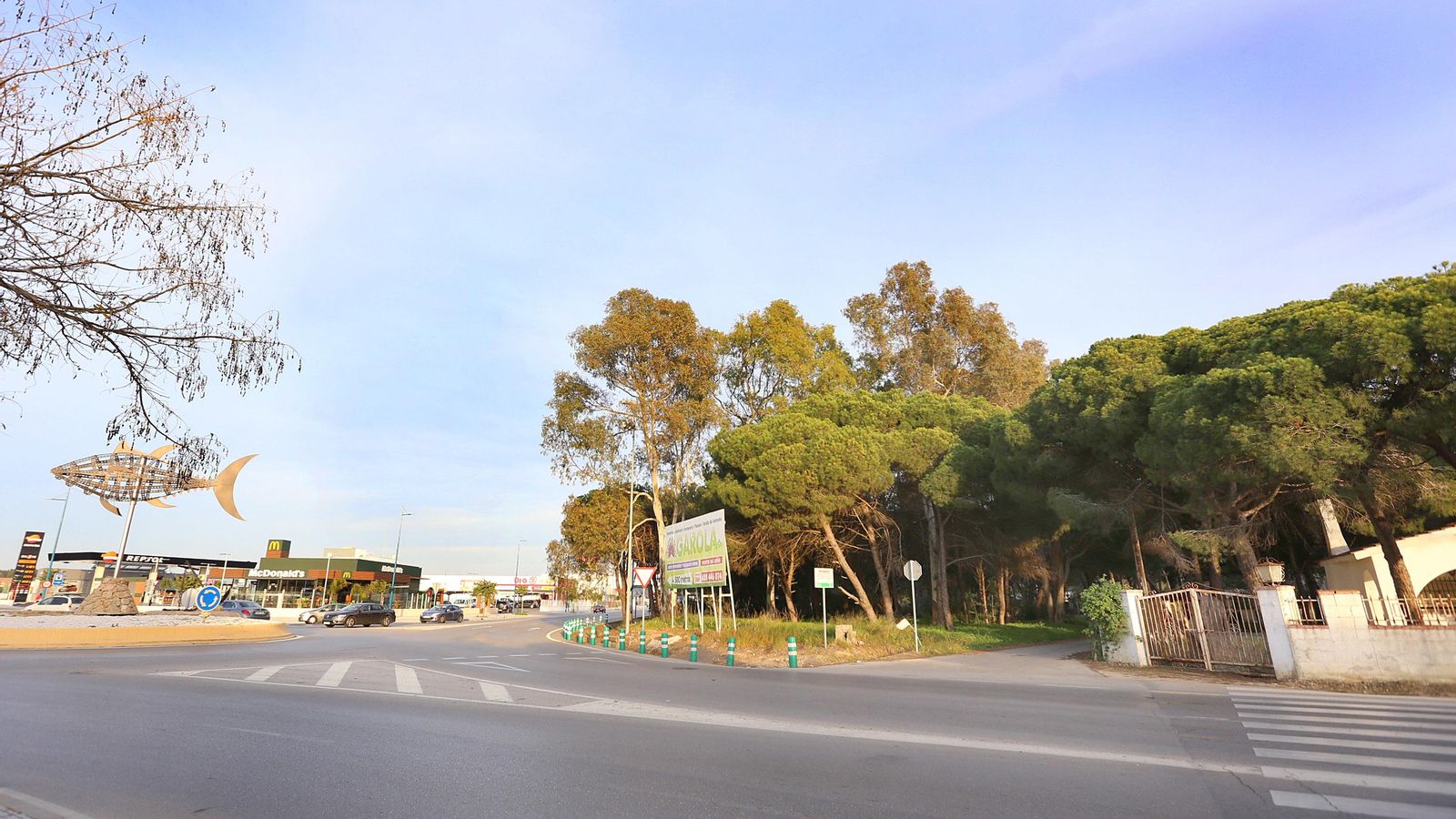Zona comercial de la Rotonda del Atún en la que también han comenzado los trámites.