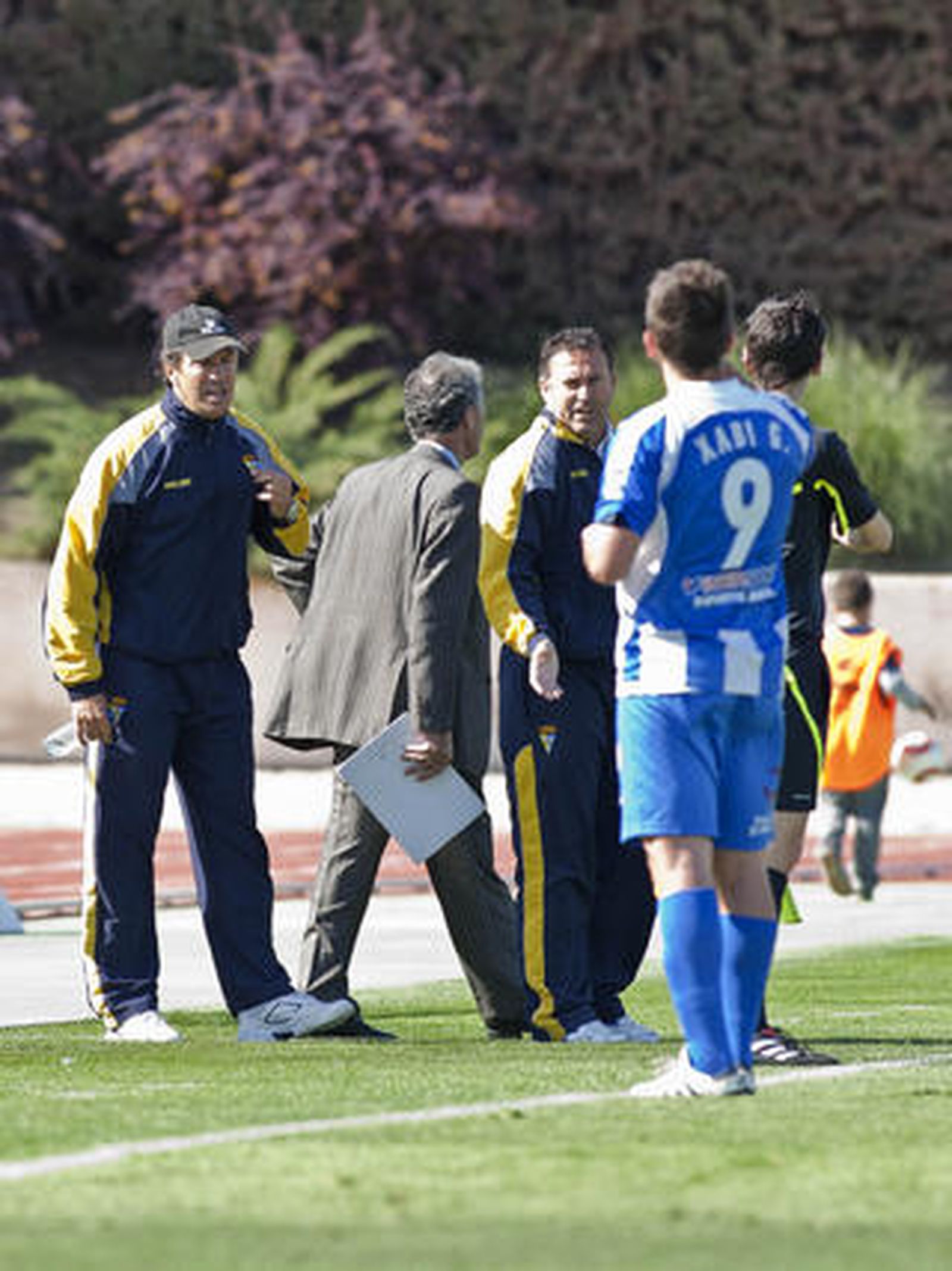 Jose González y Cortijo protestan al colegiado. 

Foto: LOF