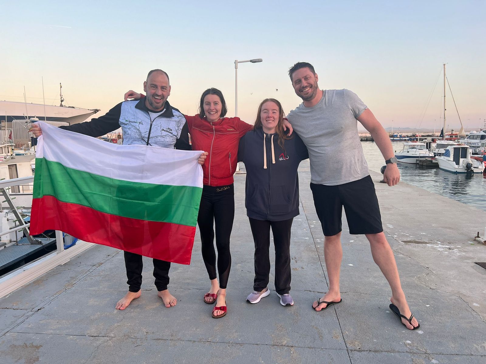 Los cuatro nadadores, a su regreso al puerto de Tarifa