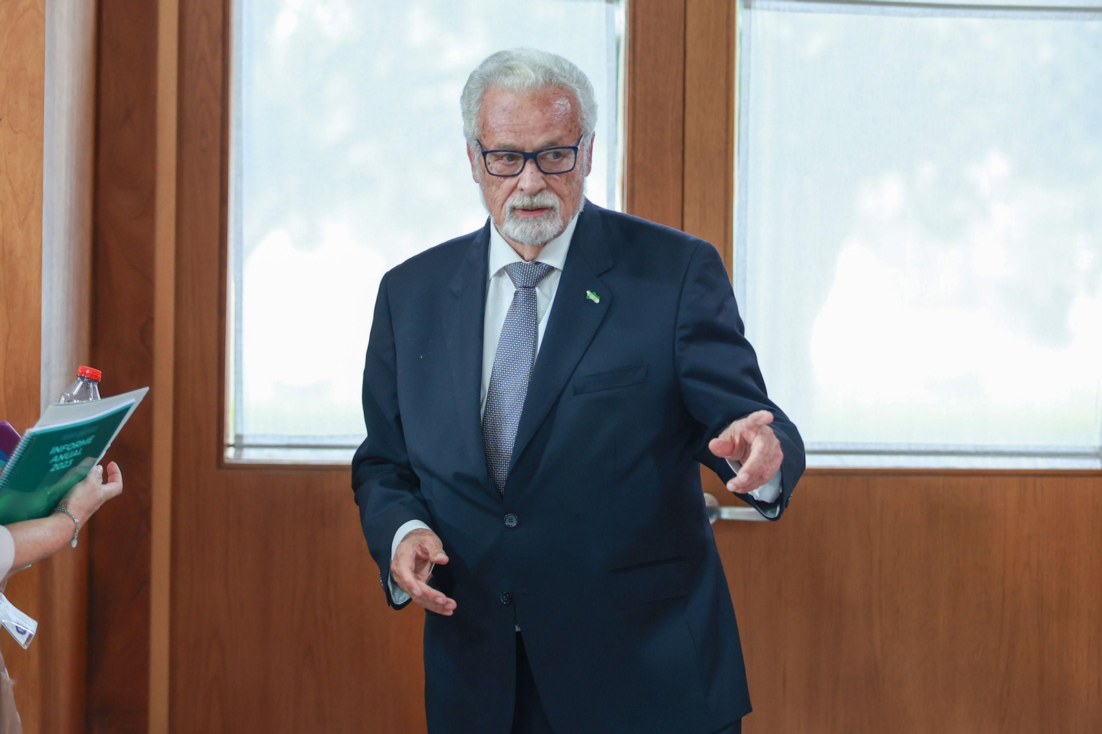 El Defensor del Pueblo Andaluz, Jesús Maeztu, presenta el informe de 2023, en el Parlamento.