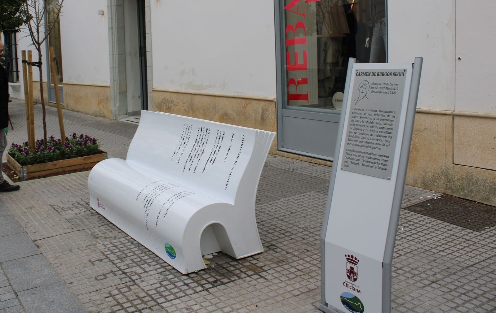 El banco-libro de Carmen de Burgos en la calle la Plaza