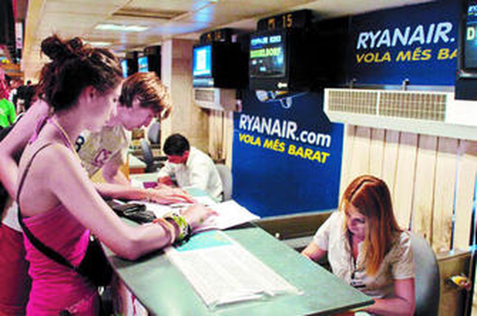 Mostrador de facturación de Ryanair, una de las aerolíneas denunciadas  ayer por Facua.