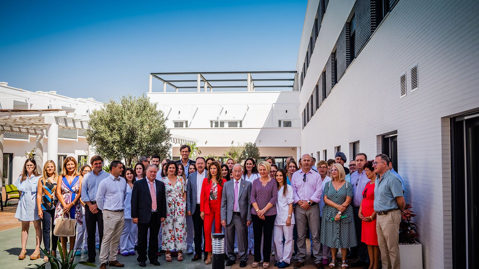 Autoridades políticas, responsables y trabajadores de la residencia.