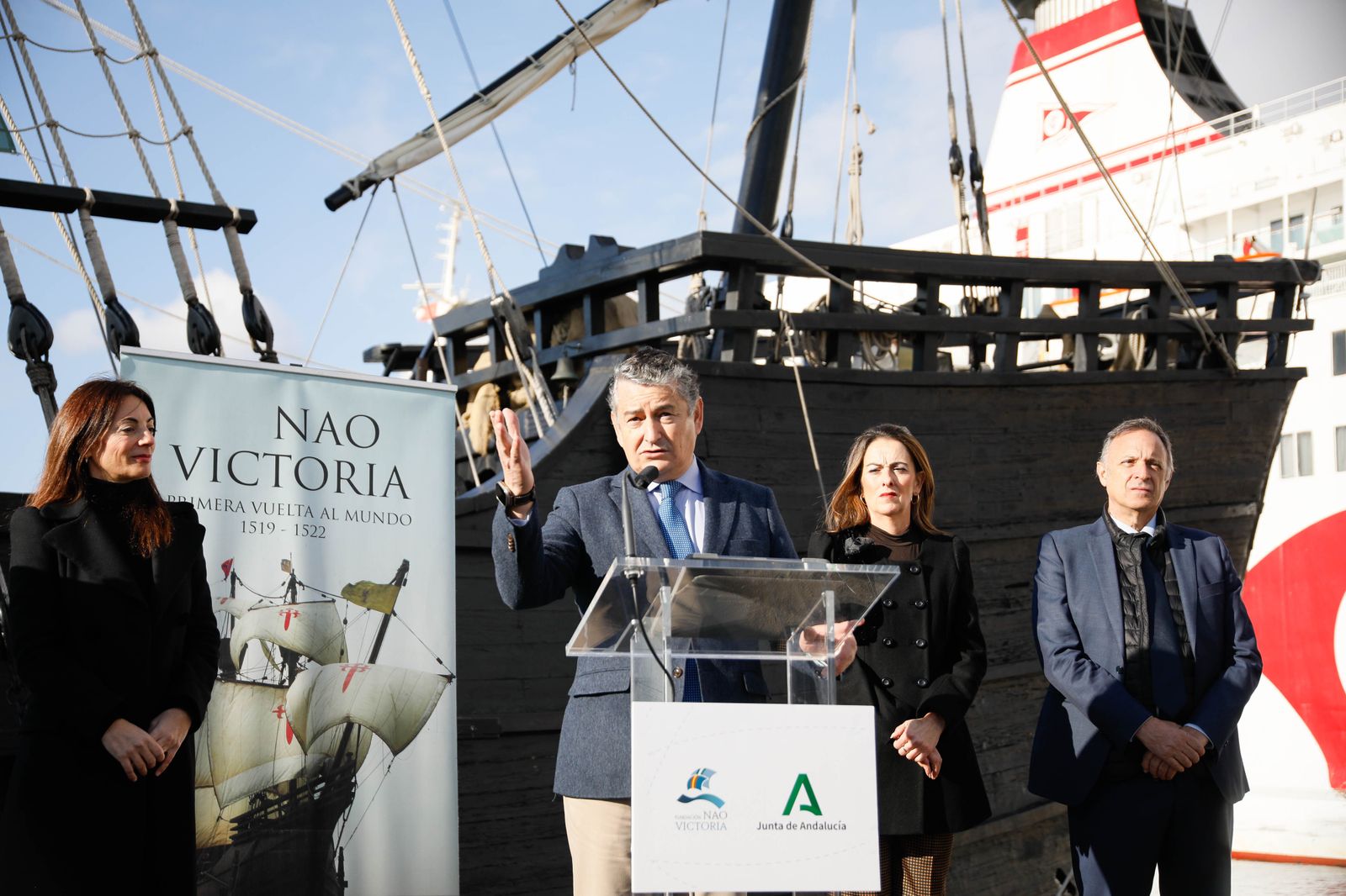 Imágenes de la visita del Consejero Antonio Sanz a la Nao Victoria