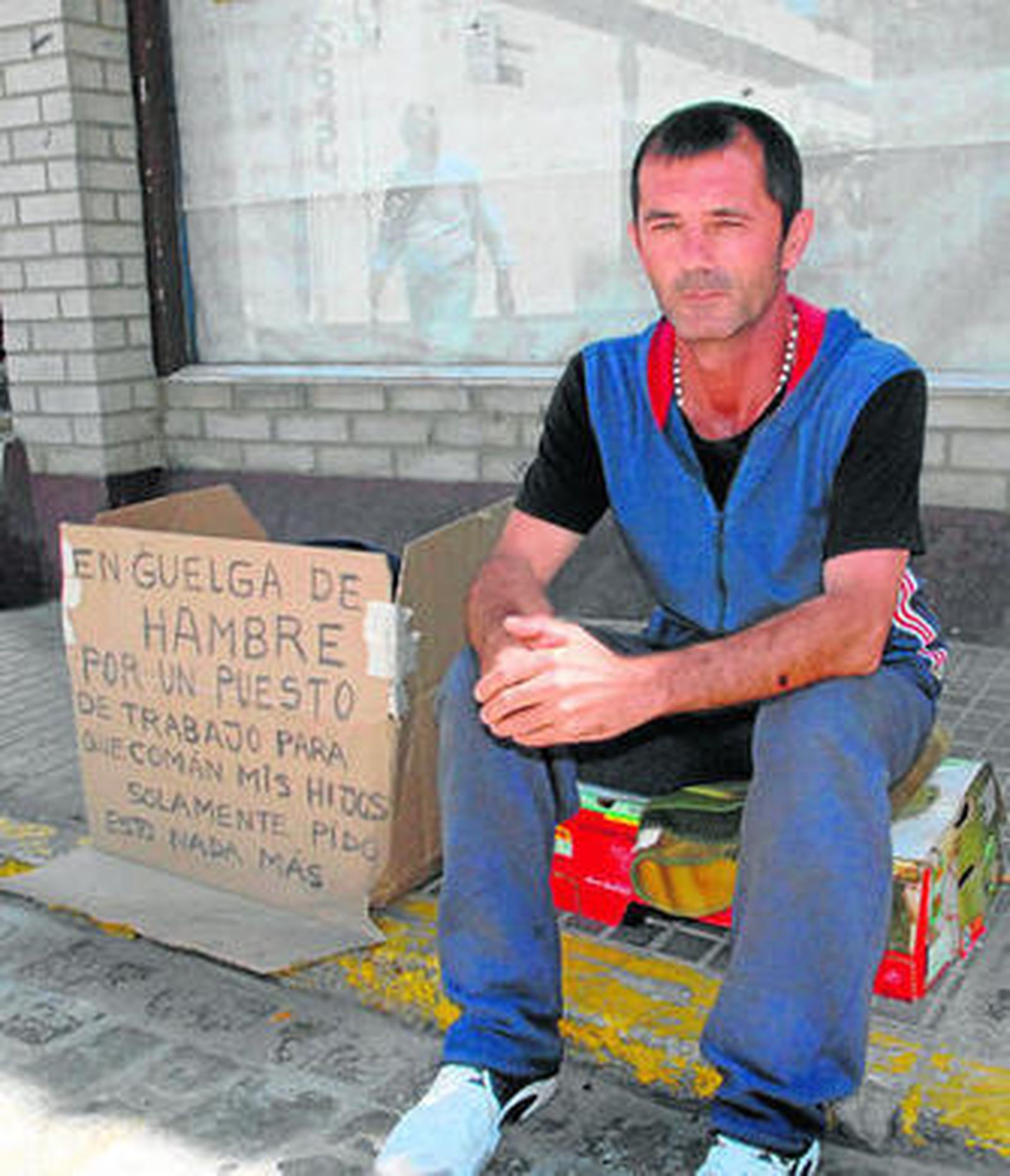 Manuel Torrejón, frente a la puerta del Ayuntamiento.