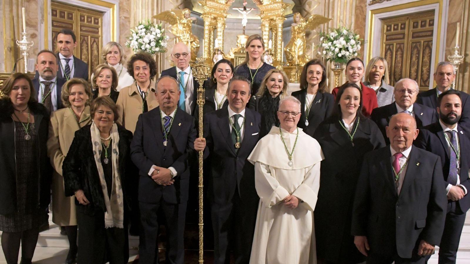 El nuevo Hno. Mayor con el consiliario y su Junta Directiva.