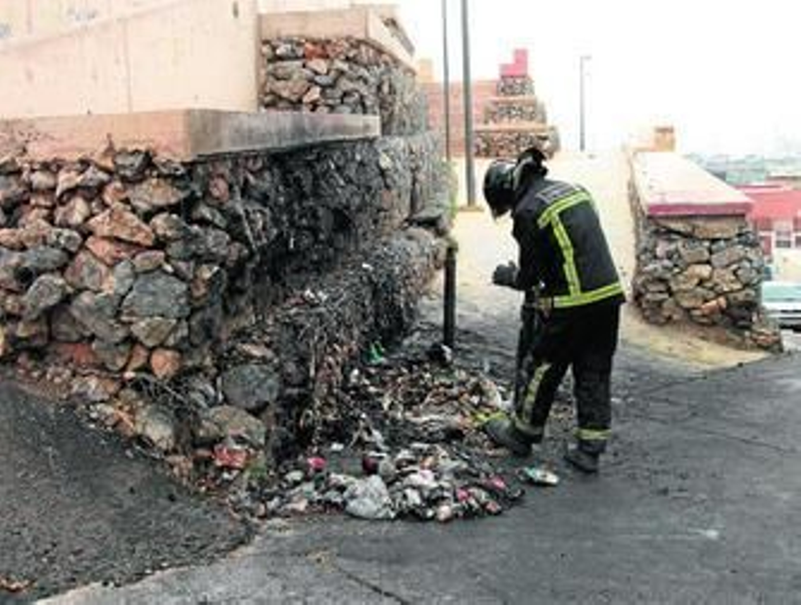 Un bombero tras sofocar un incendio en un contenedor de Pescadería.