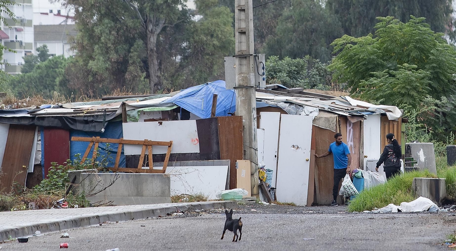 Dos personas en el asentamiento del Vacie, en una imagen de octubre del año pasado.