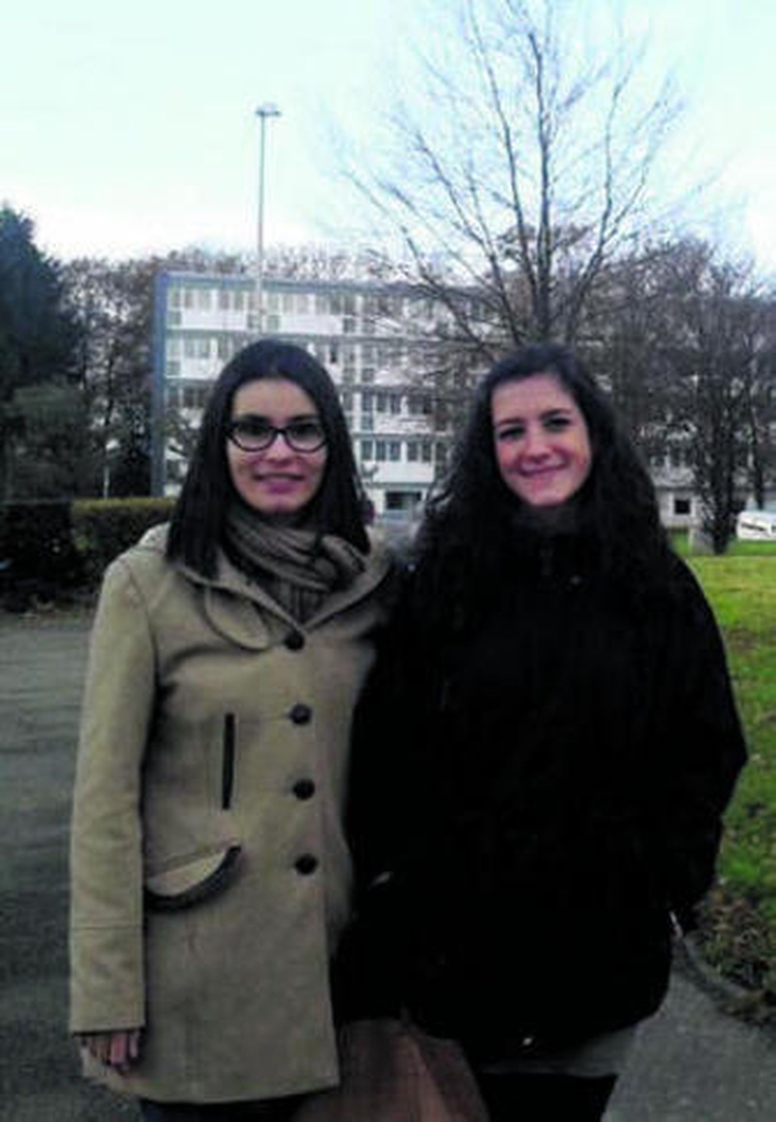 María Ocaña, a la izda., en Rouen.