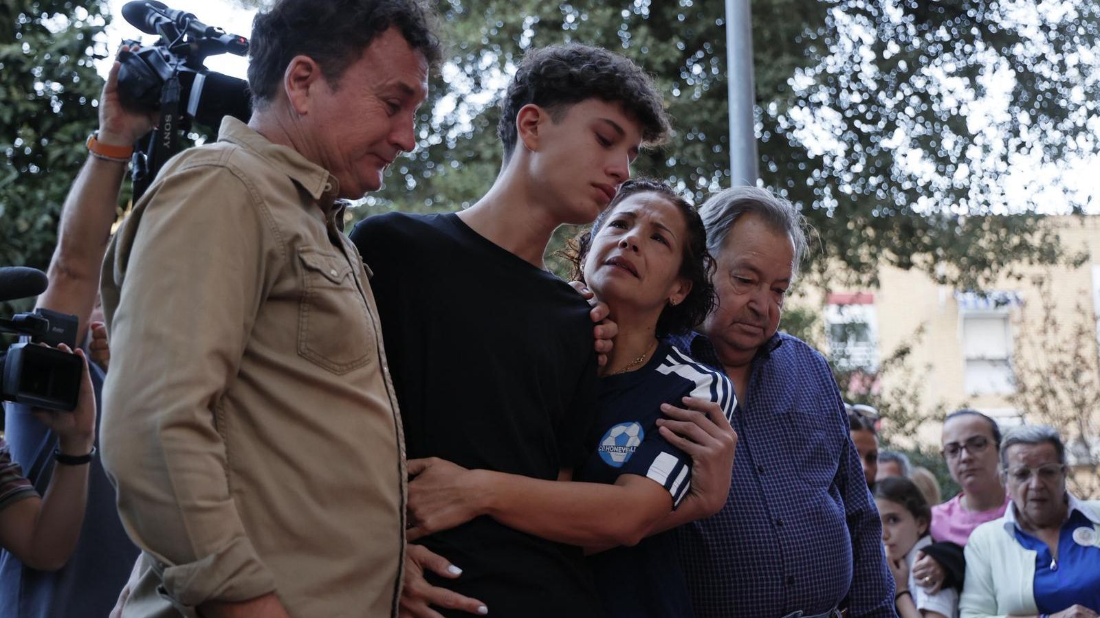 Los padres de Sandra Peña, el hermano y el abuelo, este viernes en la concentración de homenaje a la joven.
