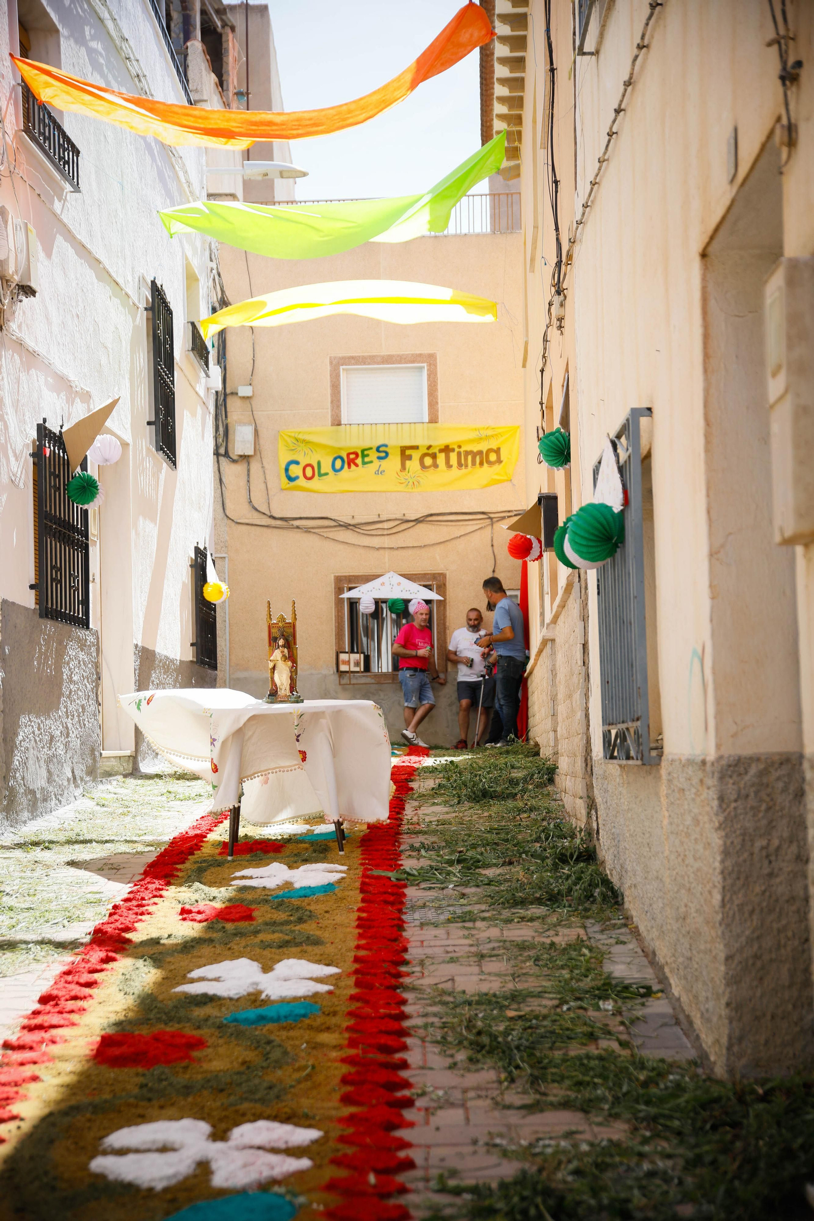 Así es la gran alfombra de serrín para que levite la Virgen de Fátima de Tíjola