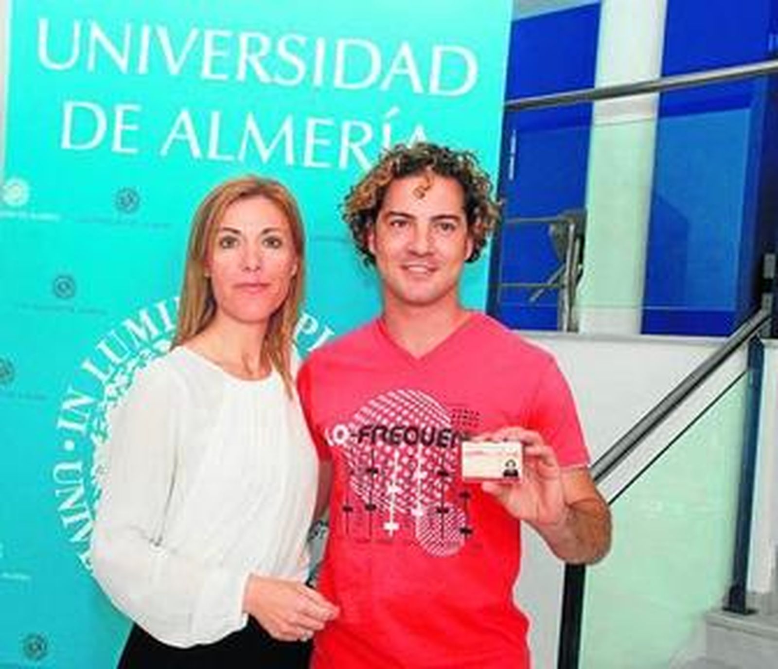 La vicerrectora Isabel Román junto al cantante David Bisbal.