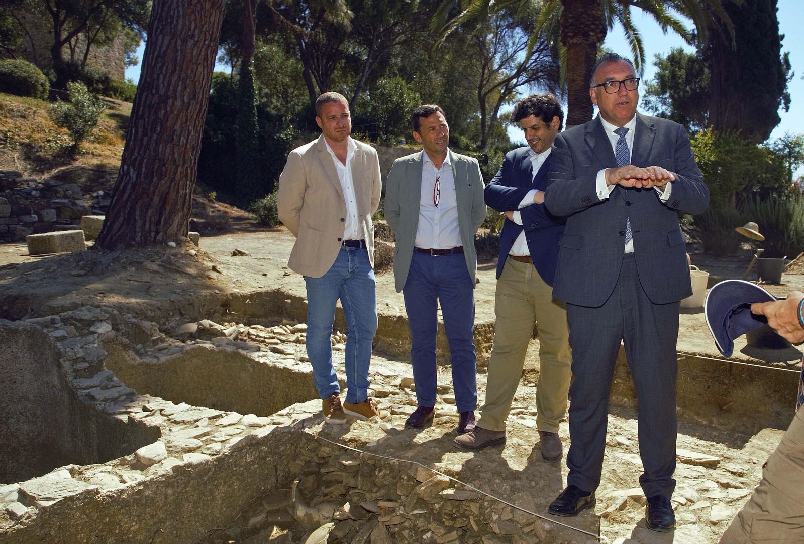 Fotos de la visita de Arturo Bernal al enclave arqueológico de Carteia.