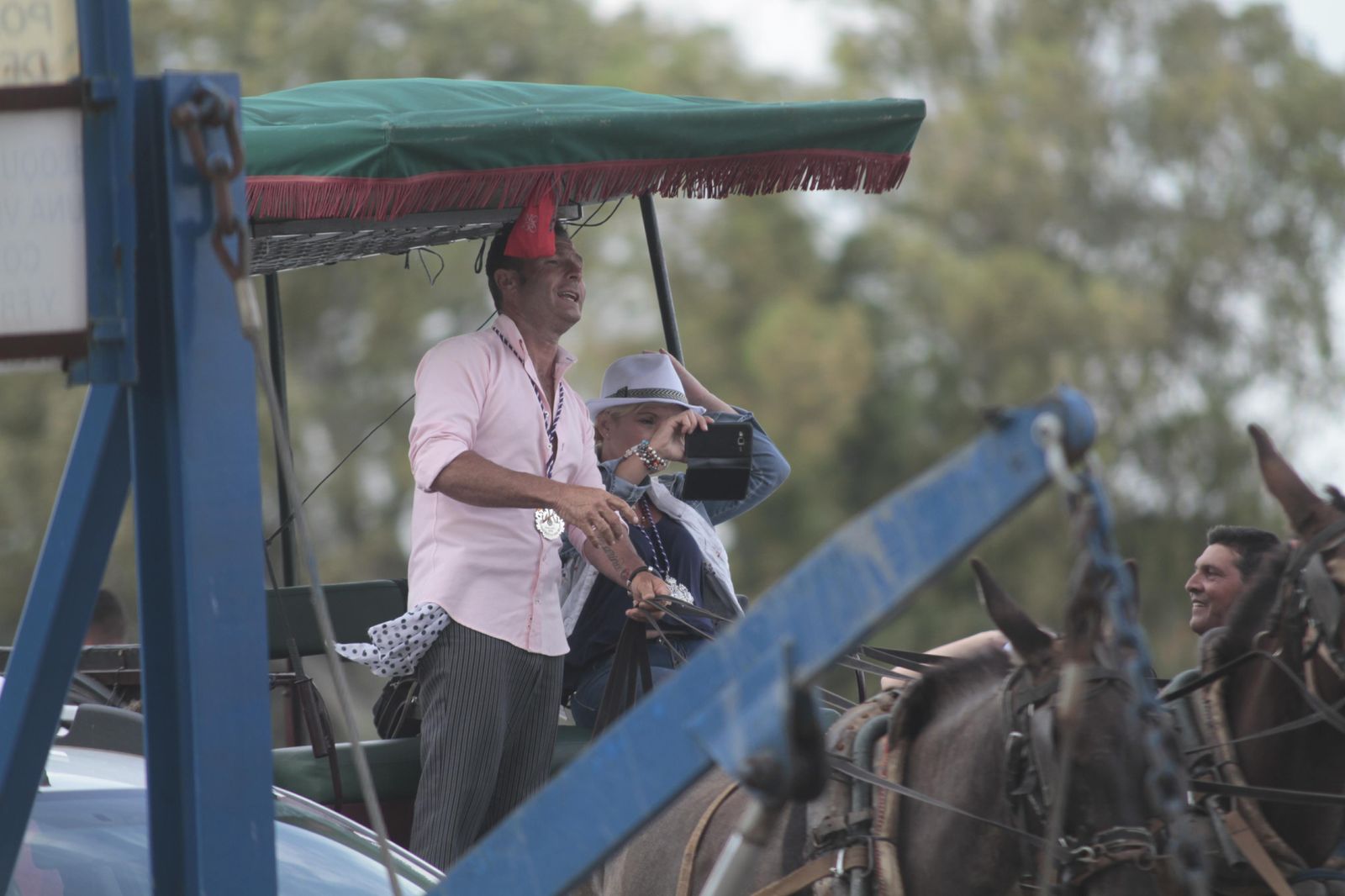 Hermandades cruzando el río Guadalquivir por Coria, en imágenes