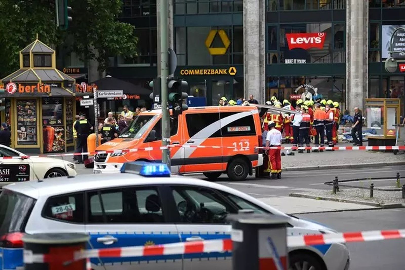 Imagen de archivo de policías y servicios de emergencia en una calle de Berlín