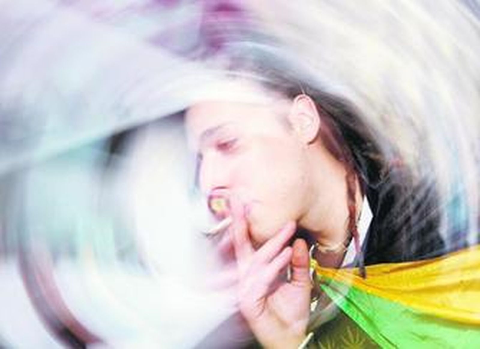 Un joven se fuma un porro durante una fiesta.