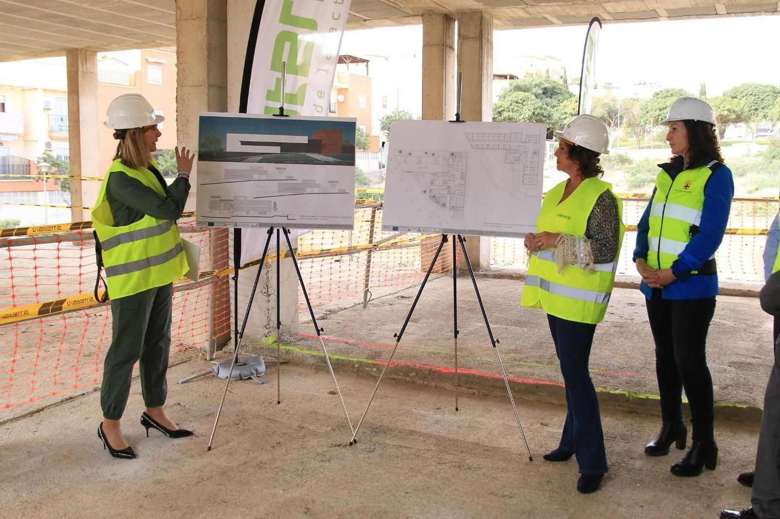 La consejera de Salud de la Junta de Andalucía conoce la marcha de las obras del nuevo centro de salud del barrio de Piedras Redondas