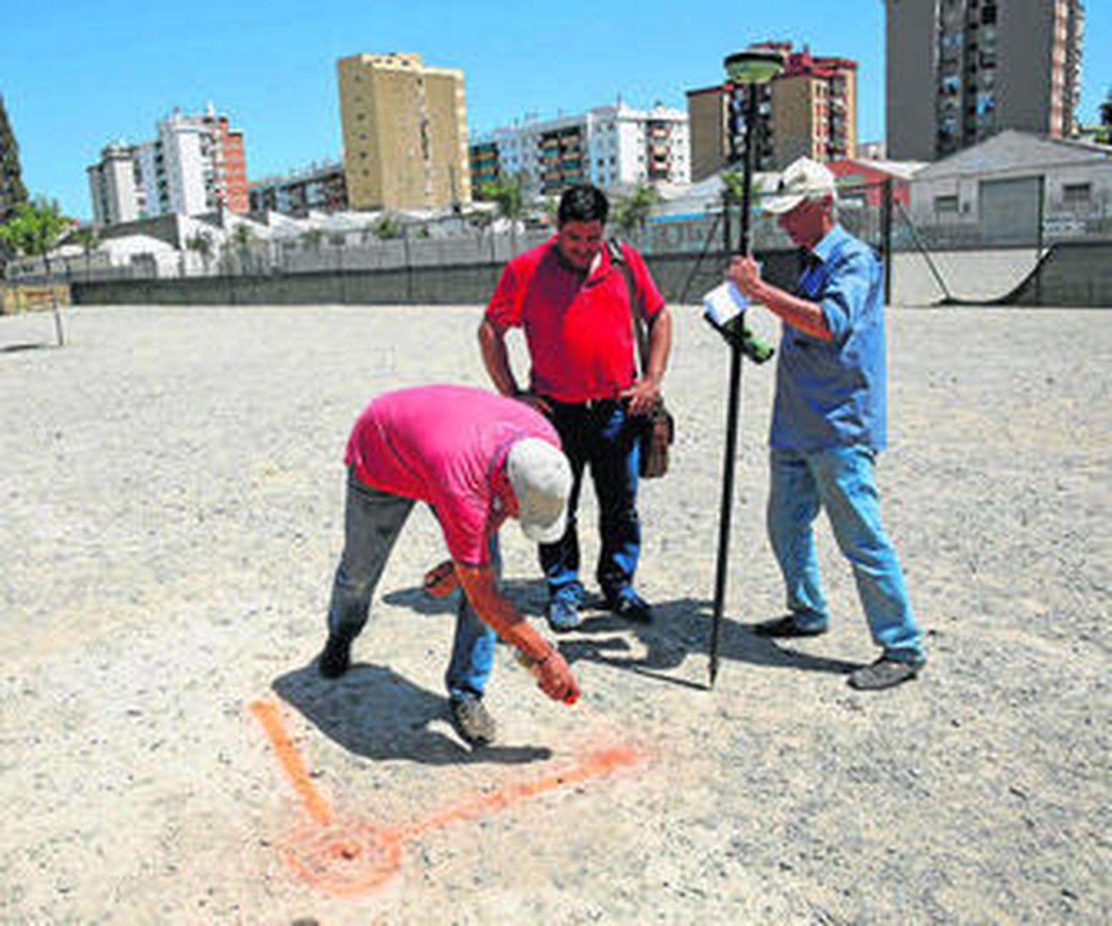 El arqueólogo de la asociación y técnicos de Urbanismo señalizaron ayer la ubicación de las fosas.