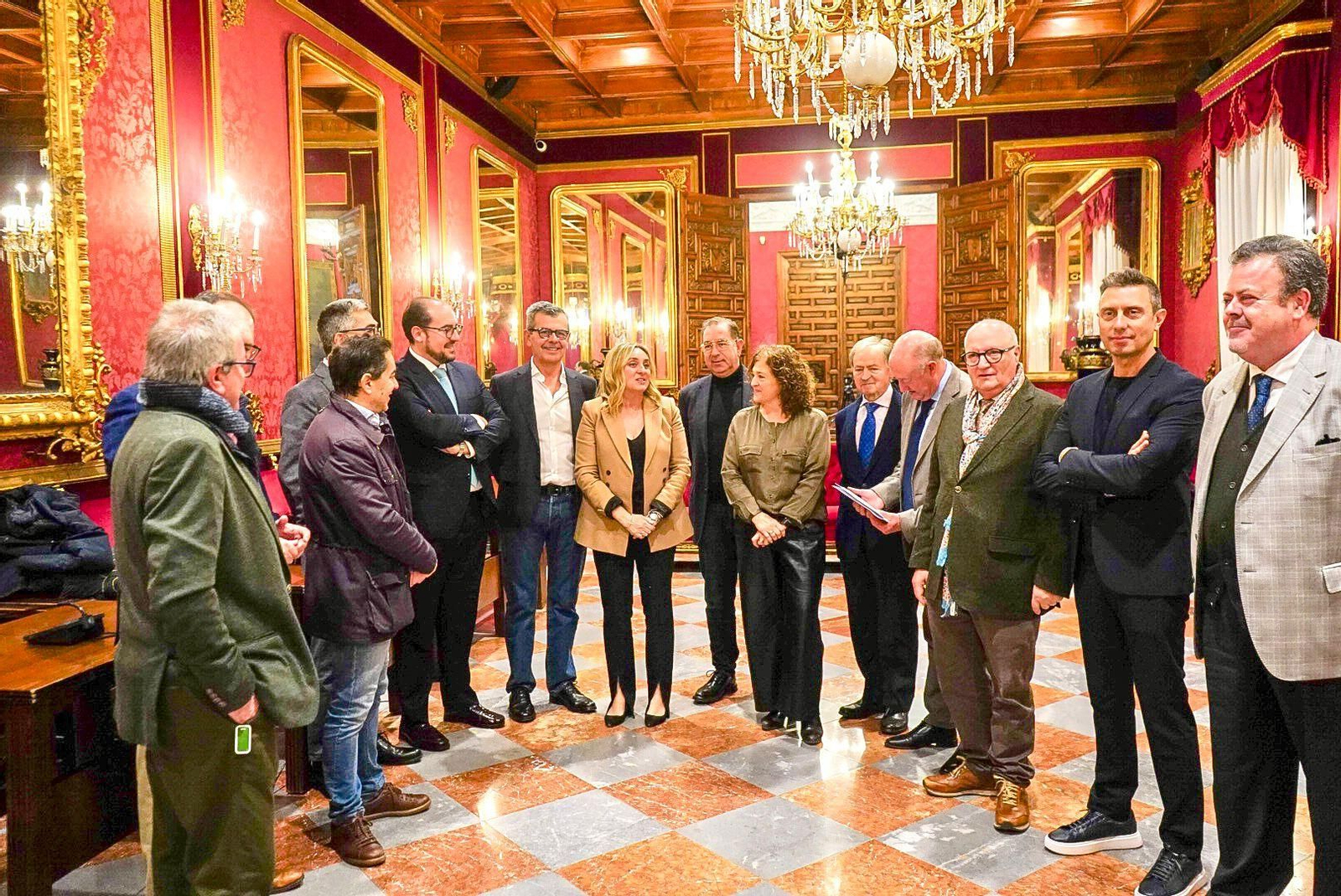 Reunión de Carazo con la Federación de Hostelería y directores de hoteles de Granada.