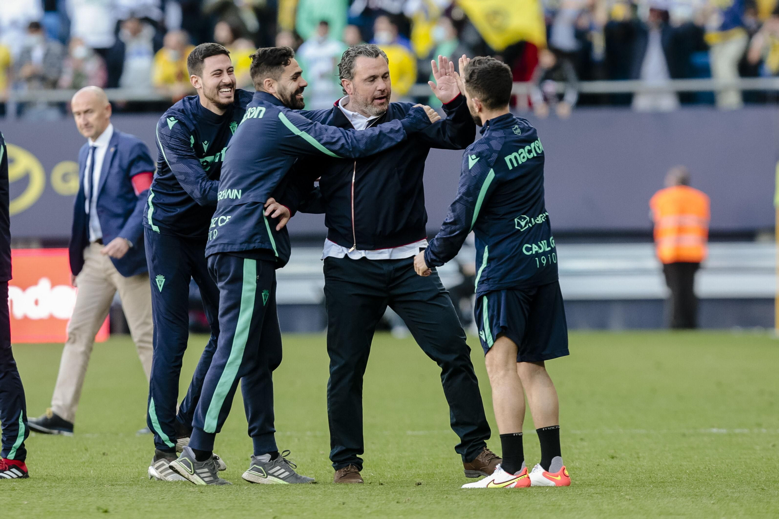 Sergio González celebra con sus ayudantes la victoria ante el Rayo.