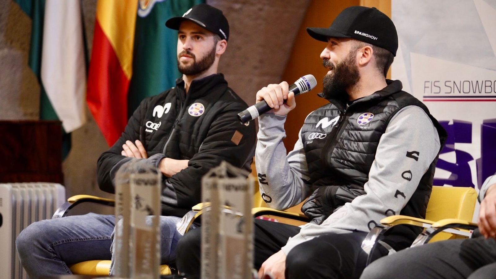 Lucas Eguíbar y Regino Herández, durante su intervención