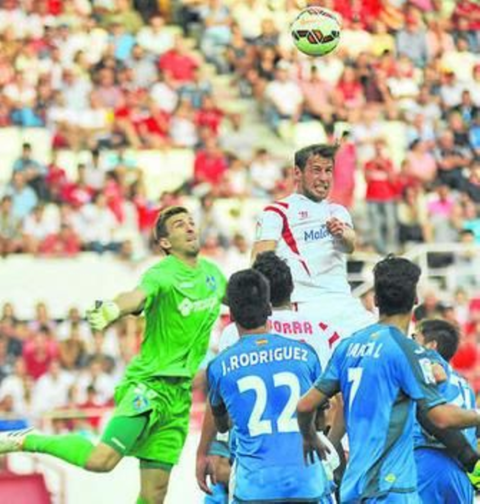 Denis Suárez se escapa con facilidad de Juan Rodríguez, que intenta detenerlo con derribo, algo que finalmente no consigue.