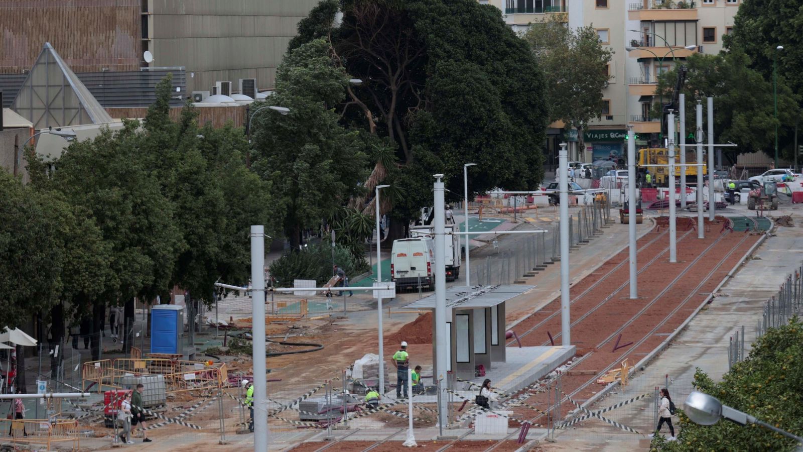 Las vías y la parada del tranvía están listas en Luis de Morales, donde acaba la línea.