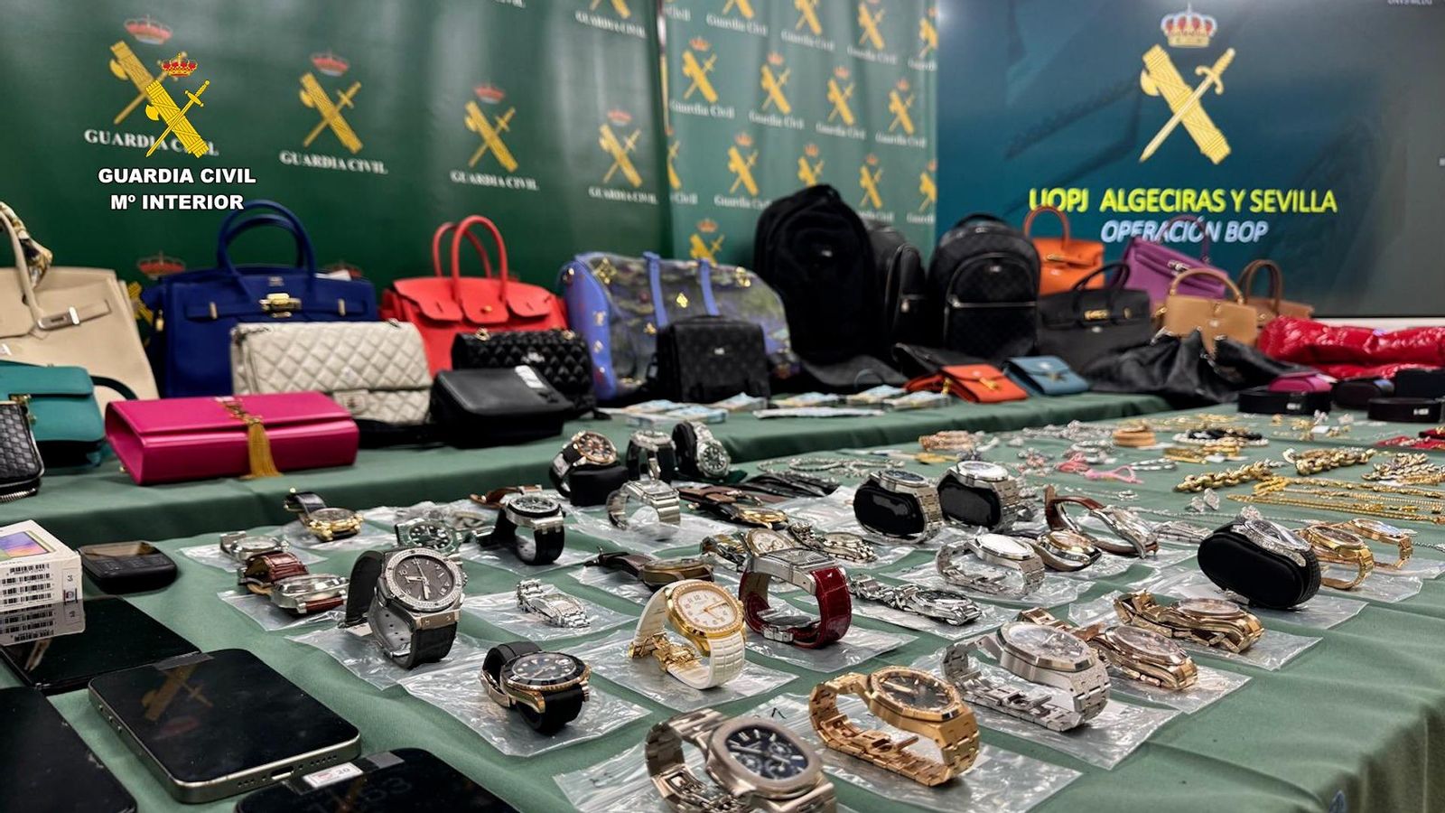 Parte del material intervenido a la banda de asaltantes de viviendas de lujo.