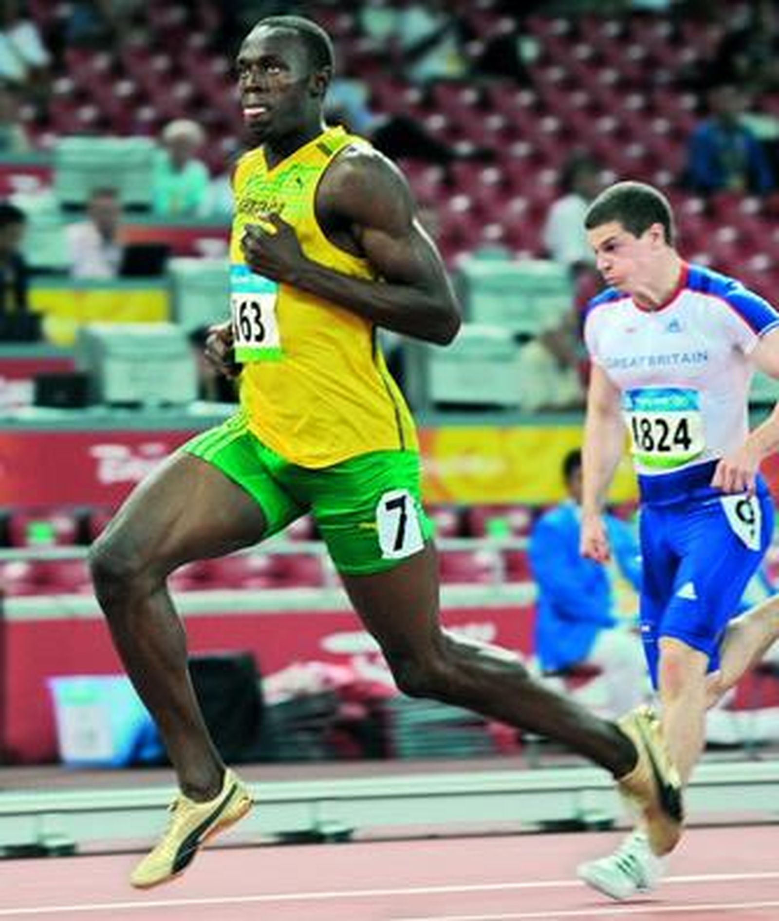 Usain Bolt se relaja en el tramo final de su serie en los cuartos de final de los 100.