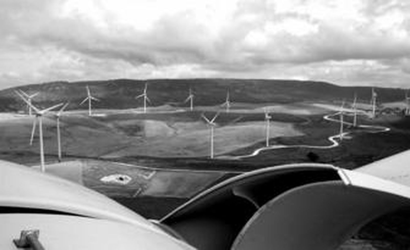 Vista general del parque eólico ubicado en la zona tarifeña de Tahuna tomada desde la sala de máquinas de un aerogenerador, a 90 metros.