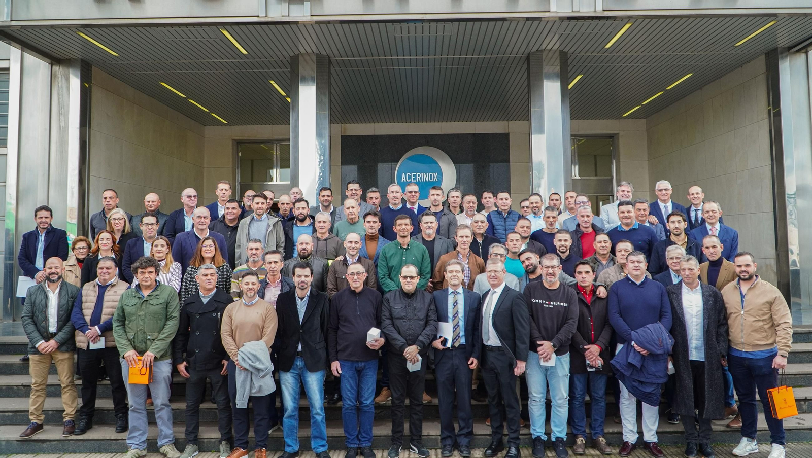 Trabajadores de la fábrica de Acerinox Europa que han recibido los premios y reconocimientos este 2025. En el centro de la primera fila Johan Strydom, CEO, y Francisco Fernández de la Mata, director de Operaciones