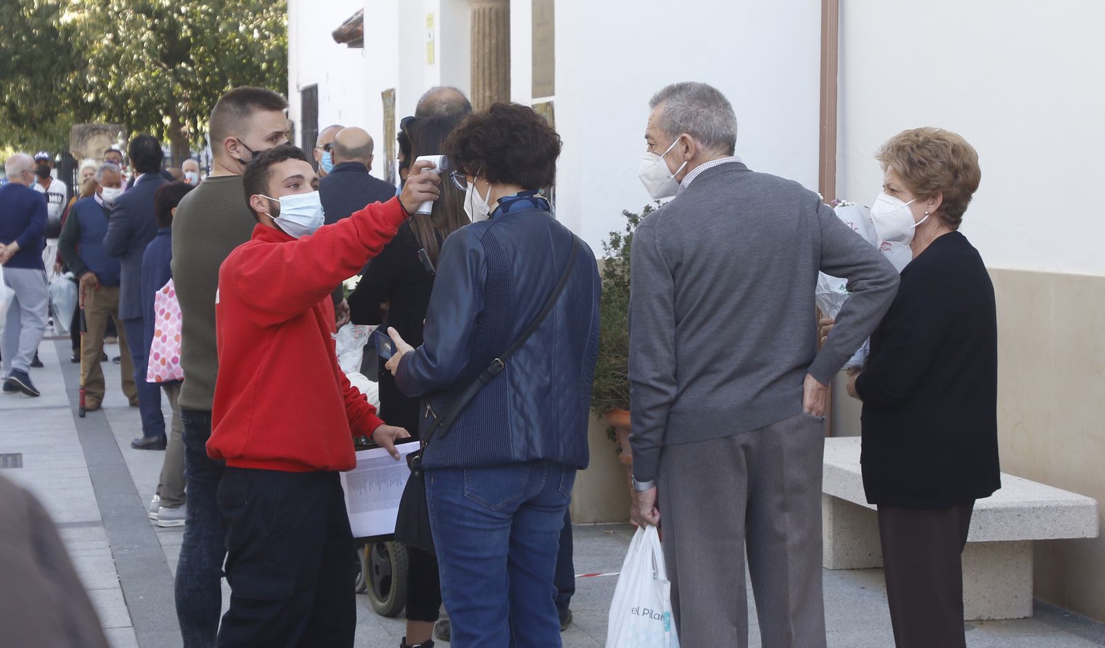El covid-19 motiva un Día de los Santos de recogimiento en los cementerios de Córdoba
