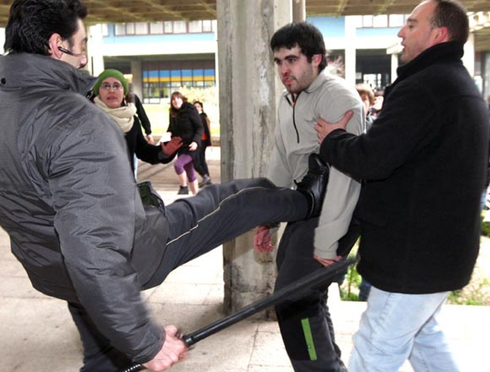 Seis estudiantes interrumpen el claustro de la UPV y la policía disuelve una manifestación