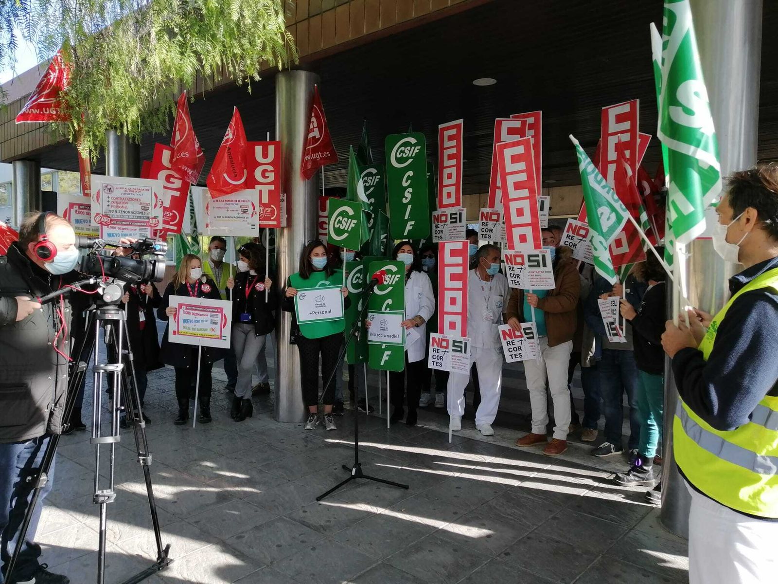 Concentración de los tres sindicatos en el Hospital Infanta Margarita Cabra.