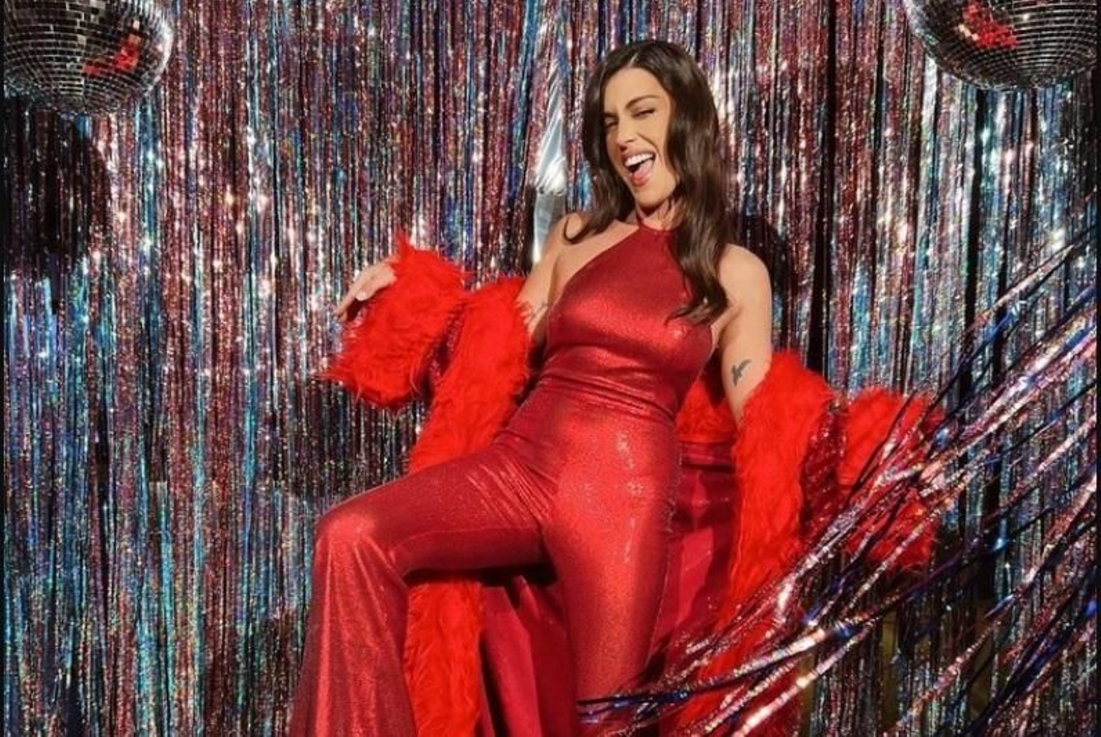 Los pantalones con lentejuelas, plumas, bordados y terciopelo son un must en los looks de Navidad.