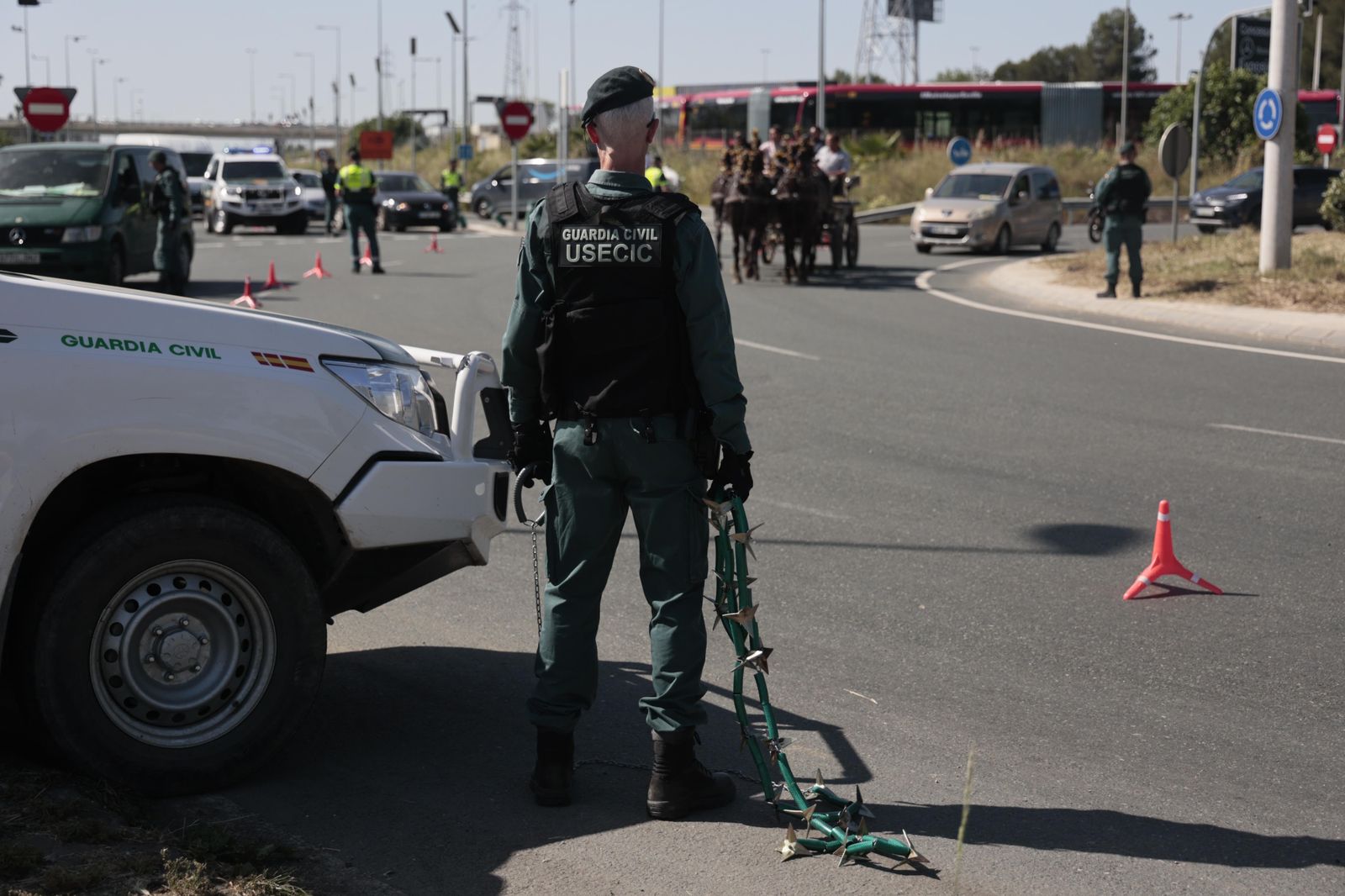 Control preventivo de seguridad y tráfico de la Guardia Civil en la carretera de la Esclusa.
