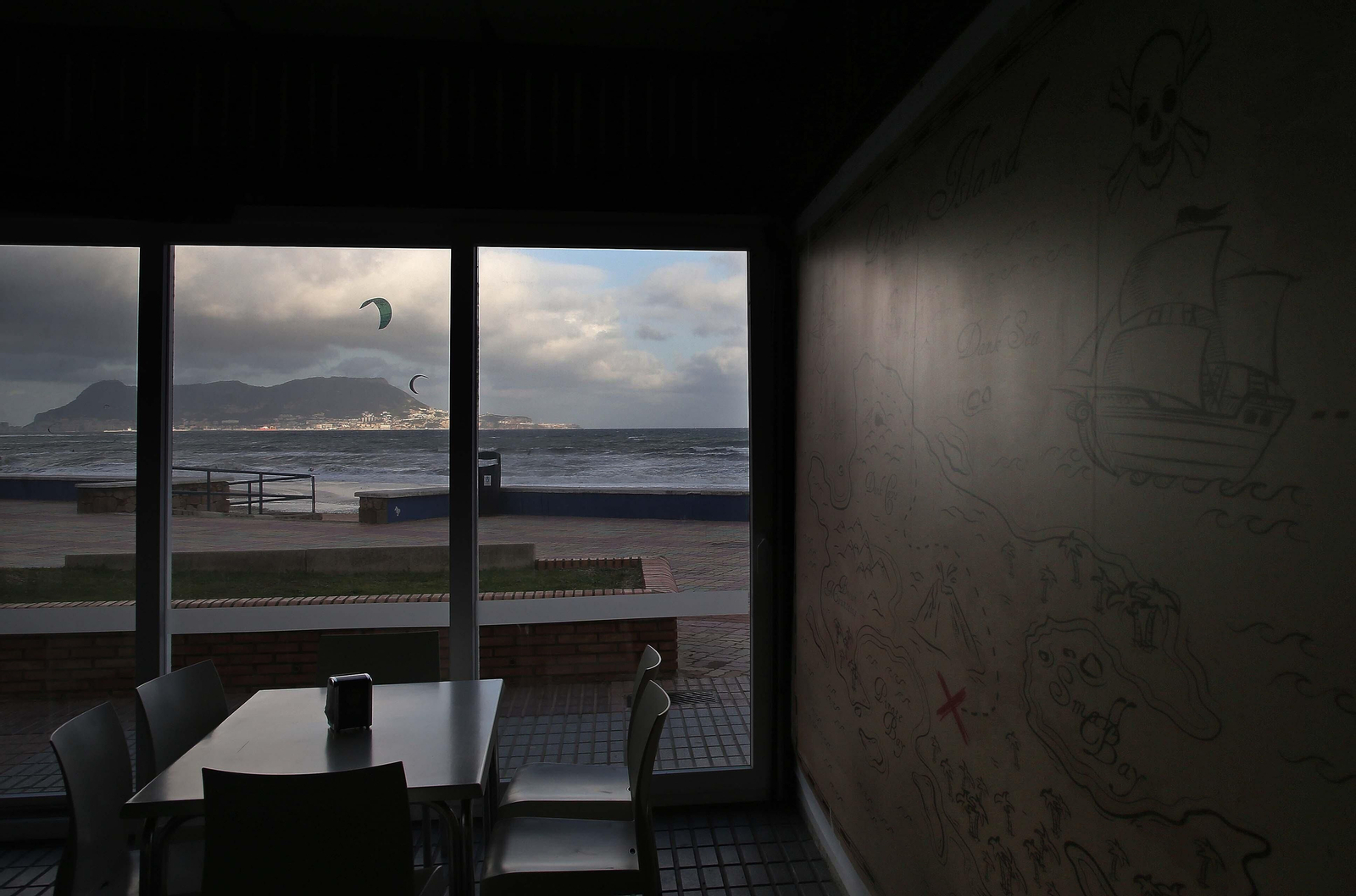 Fotos del nuevo Café Pirata en el paseo de la playa de  Getares