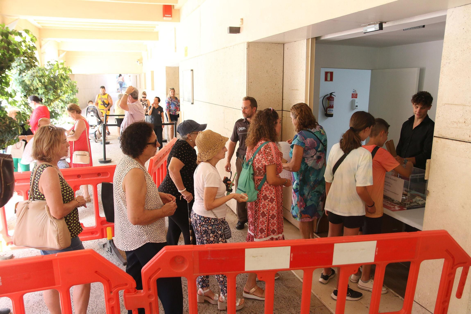 El reparto de abanicos de la Feria de Almería