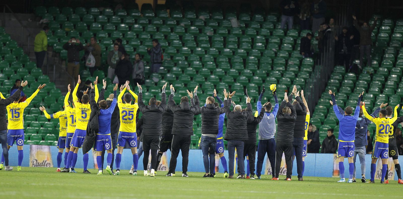 Jugadores y técnicos del Cádiz tras ganar en el Villamarín en 2017.