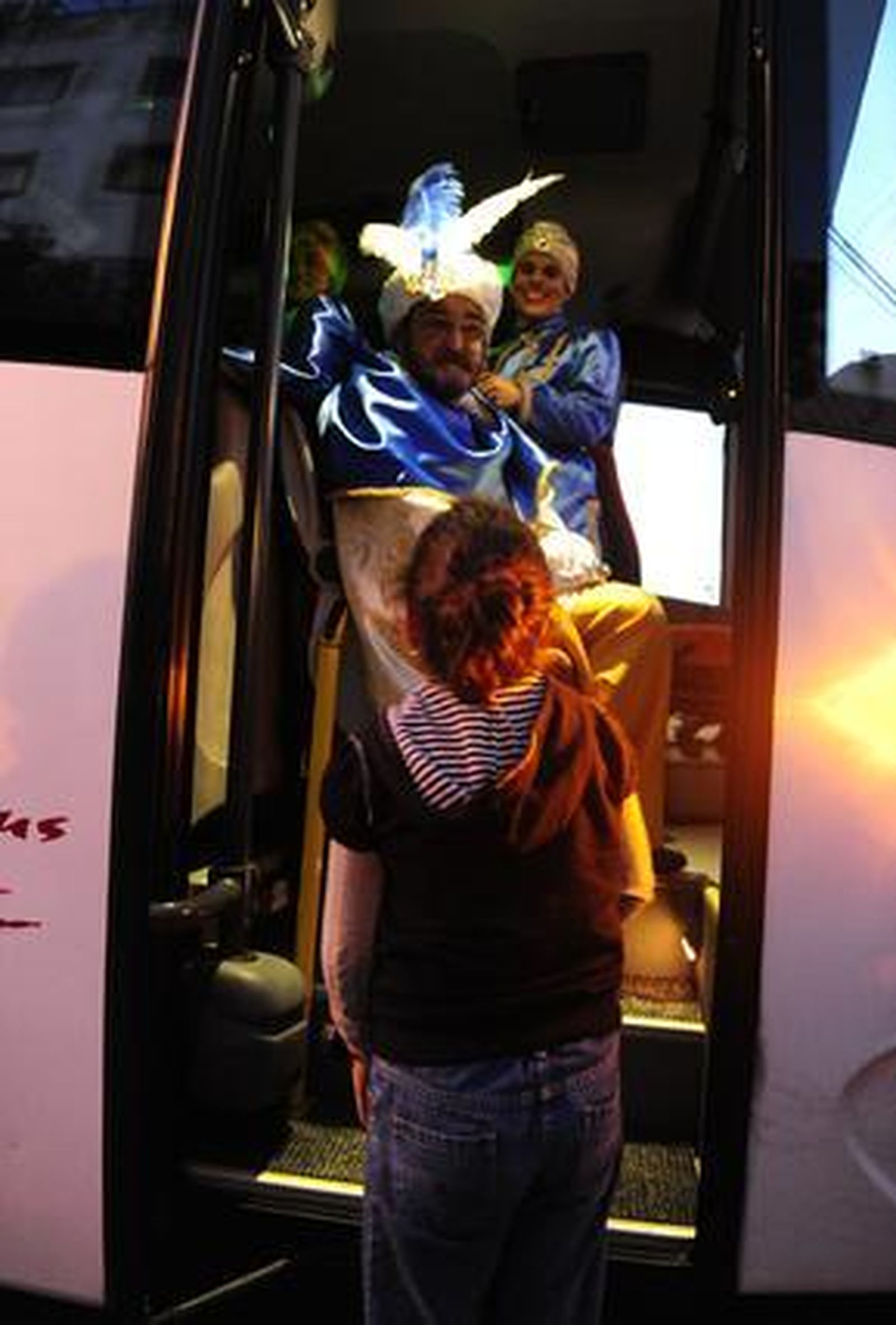 El Heraldo Real recorrió ayer San Fernando para recoger las cartas que los niños han escrito este año a los Reyes Magos  Foto: Elias Pimentel