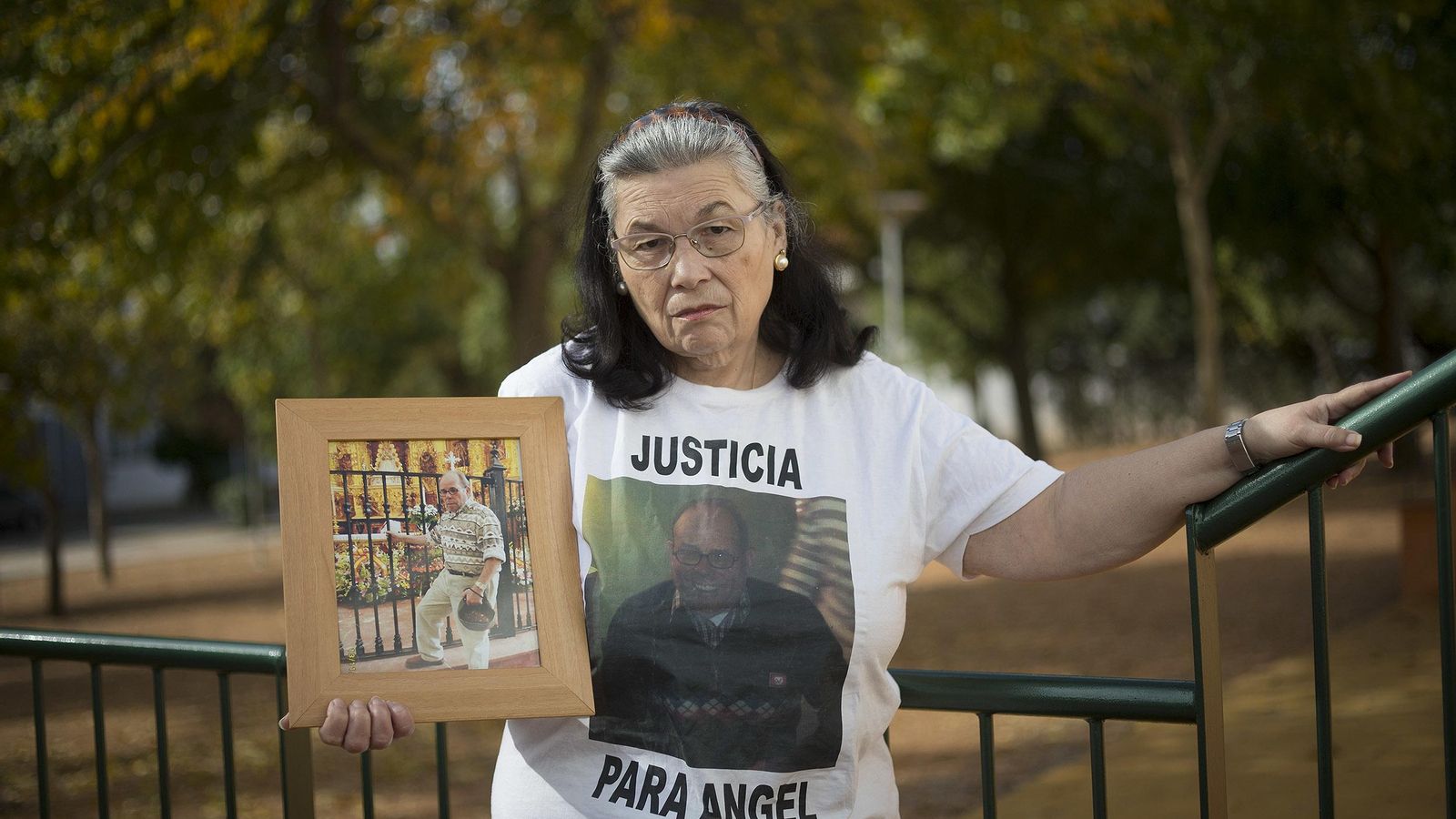 La hija de la víctima muestra una foto de su padre.